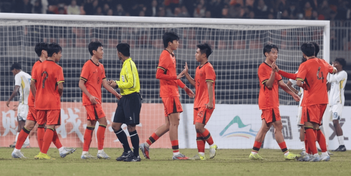 喜讯！U16国足中场加盟欧冠球队，刚穿队服合照